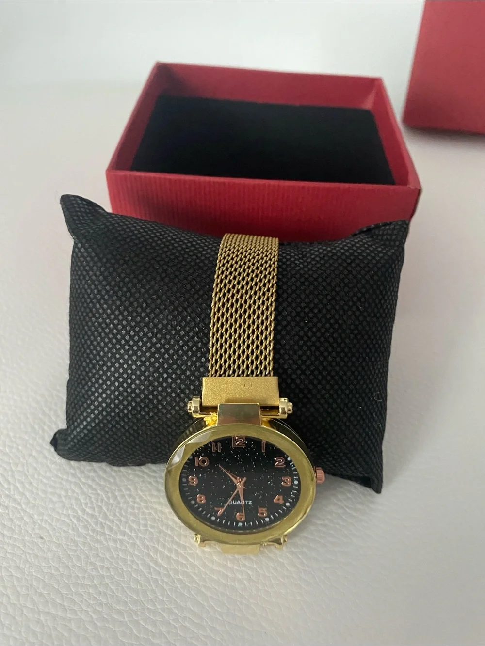 Women’s Quartz Gold Watch Starry Sky Dial Round Glass Magnetic Metal Mesh Strap